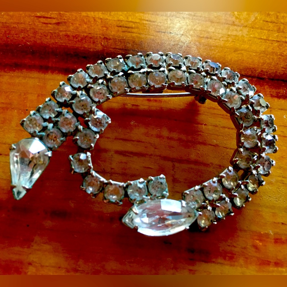 Vintage Oval Rhinestone broach
